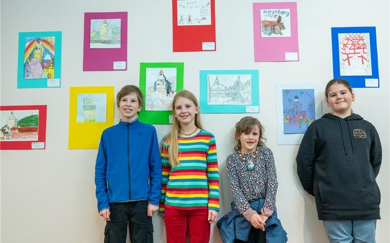 „Kinder malen ihre Stadt“: Der Künstlernachwuchs begeistert sich vor allem für die Stiftskirche. GB-Foto: Vecsey