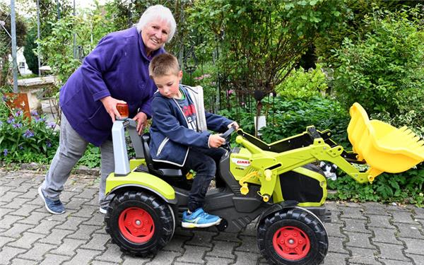 Kinder spielen im Leben von Sonja Krollzig eine zentrale Rolle – nicht nur im eigenen Garten mit Enkel Lukas.GB-Foto: Holom