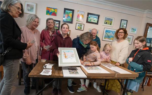 Kinder und Senioren setzten sich in einem Workshop des Kunststudios mit Hermann Hesse auseinander. GB-Foto: Vecsey