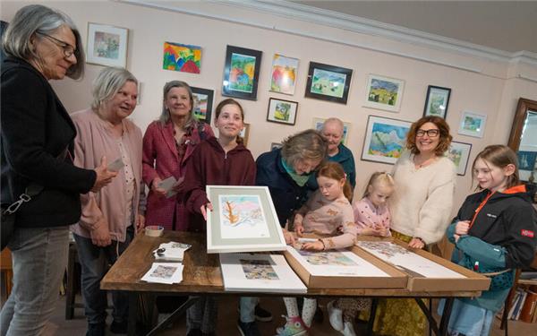 Kinder und Senioren setzten sich in einem Workshop des Kunststudios mit Hermann Hesse auseinander. GB-Foto: Vecsey