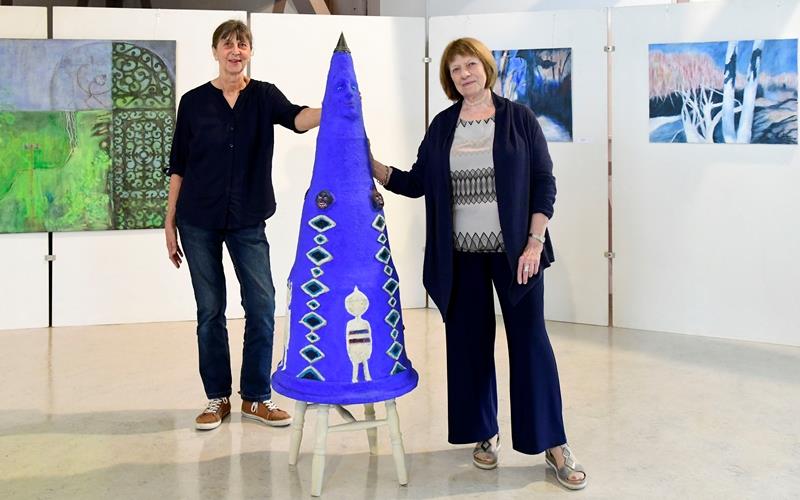 Kirsten Dietel (links) und Ute Sautter bei ihrer Ausstellung in der Entringer Kelter. GB-Foto: Holom