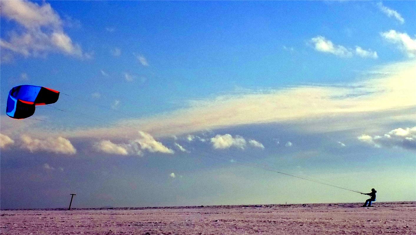 Kite-Skiing beim Deckenpfronnner Egelsee: Klaus Pfisterer aus Oberjesingen hat e...