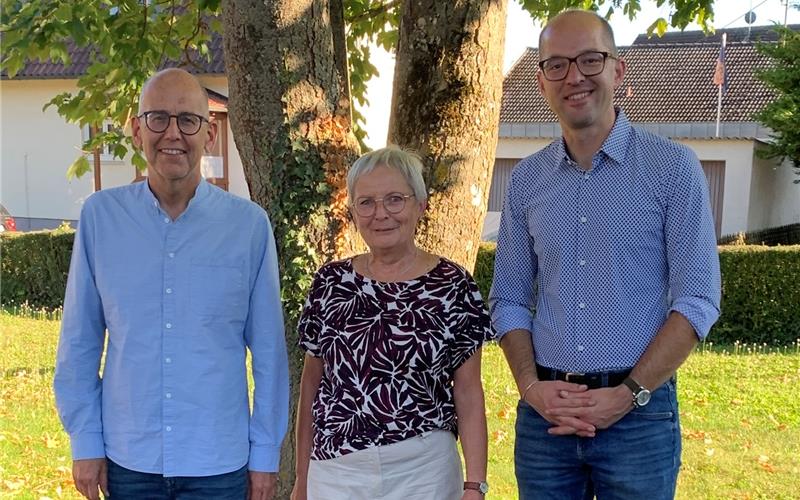 Klaus Ensinger aus Öschelbronn (links) ist der neue stellvertretende Vorsitzende des Diakonievereins Gäufelden. Für ein Jahr ließ sich Karin Schlanderer zur Vorsitzenden des Vereins wählen, danach will sie den Posten an Klaus Ensinger übergeben. Bürgermeister Benjamin Schmid (rechts) bleibt als drittes Vorstandsmitglied dabei. GB-Foto: Holzapfel