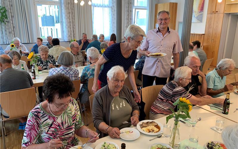 Klaus Müller und Uschi Stetzkowski vom Helfer-Team des Affstätter Mittagstischs gehen mit gutem Beispiel voran. Nun sucht auch die bürgerliche Gemeinde Ammerbuch Ehrenamtliche, um ab Januar in Entringen den Senioren-Mittagstisch „Mahlzeit“ im 14-tägigen Rhythmus zu begründen.GB-Foto (Archiv): Holzapfel