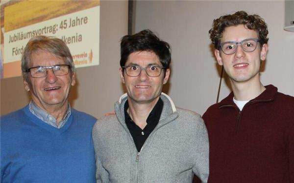 Klaus (von links), Lars und Jonathan Holzäpfel erzählen lebhaft vom Nordkenia-Förderverein. GB-Foto: Baum
