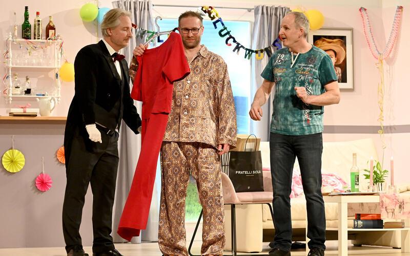 Kleider machen Leute beim neuen Stück „Tante Jutta aus Kalkutta“ der Theatergruppe aus Sulz am Eck. GB-Foto: Holom