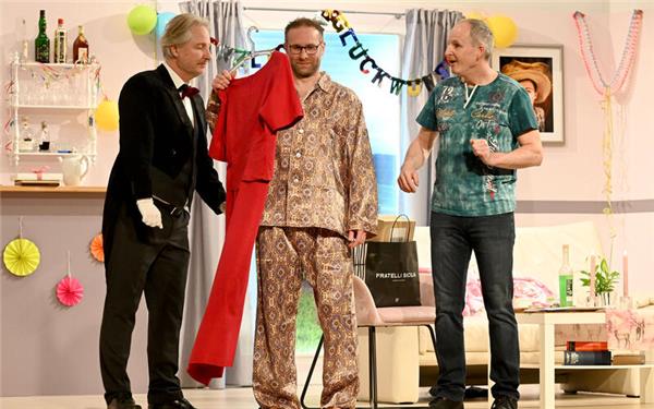 Kleider machen Leute beim neuen Stück „Tante Jutta aus Kalkutta“ der Theatergruppe aus Sulz am Eck. GB-Foto: Holom