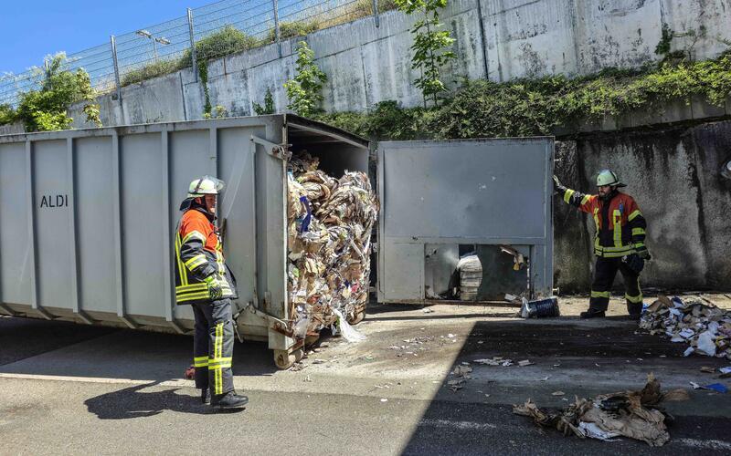 Kleinbrand in Müllcontainer ruft Feuerwehr auf den Plan