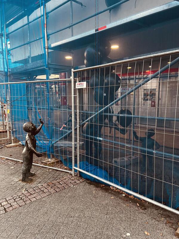 „Kleine Hände, große Sehnsucht.“ Ein trauriger Anblick… ??  Von Mustafa Gürkan a...