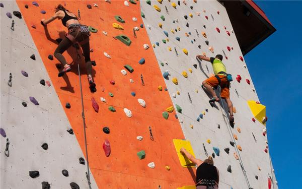 Klettern – Nach einem Versuchsballon im Mai veranstaltete das Rox Boulder- und Kletterzentrum nun die erste Climb-Night an der 15 Meter hohen Outdoor-Wand. Die zum Teil neu gesetzten Routen brachten je nach Schwierigkeitsgrad noch Sonderpunkte ein. Neben drei Dreier-Seilschaften waren noch zwei Zweier-Seilschaften am Start. Das Team Panchos Buddies (Wilhelm Hanke, Michael Brandmaier, Pia Boser) landete mit 33 Routen innerhalb von zwei Stunden und 112 erzielten Punkten ganz vorne, Zweiter wurde das Zweier-Team Haix-Power. gb/GB-Foto: Schmidt