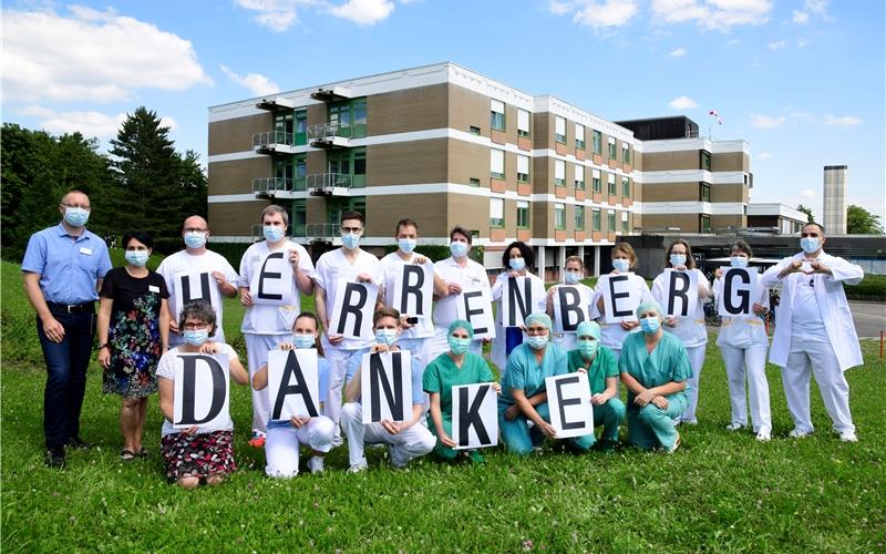 Klinikmitarbeiter freuen sich über insgesamt 27000 Euro Spenden Klinikmitarbeiter freuen sich über insgesamt 27000 Euro Spenden