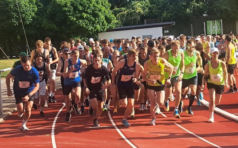 Knapp 270 Läufer starten im Holzgerlinger Stadion zum Haupt- und Jedermann-Lauf. GB-Foto: Haug