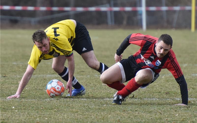 TV Gültstein holt mit 3:3 einen Punkt in Kayh Knieten sich voll rein: SF Kayh (links) und TV Gültstein lieferten sich ein Derby auf Augenhöhe. GB-Foto: Vecsey