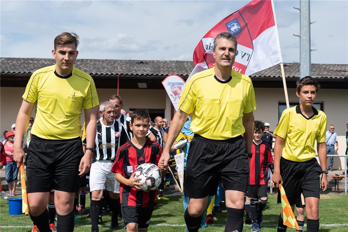 Knut Kircher Schiedrichter mit Ballkind,  TV Guelstein AH vs. Borussia Moencheng...