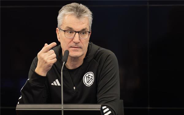 Knut Kircher ist trotz seiner anspruchsvollen Aufgabe im Millionen-Business Fußballfan geblieben. GB-Foto: picture alliance/dpa/Kessler-Sportfotografie