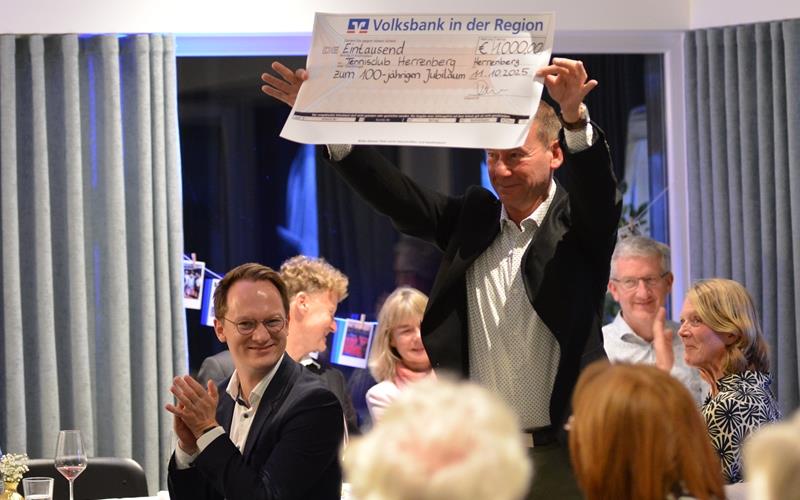 Könnte eine neue Lieblingsdisziplin von TCH-Vorsitzendem Andreas Löffler (rechts) werden: Gutscheine für seinen Verein entgegennehmen und in die Höhe stemmen. GB-Foto: gb