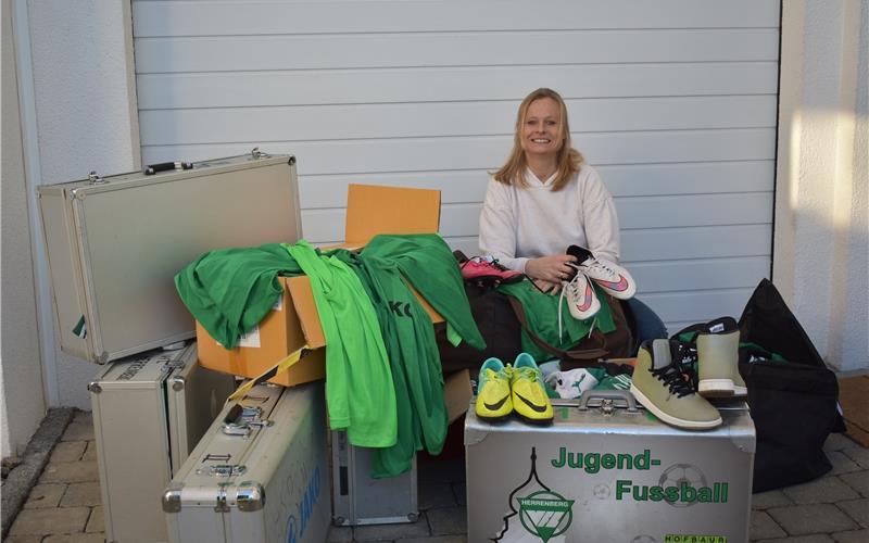 Koffer vollerTrikots,Fußballschuhe und weitereUtensilien:Katja Stamer nimmt gerne noch MaterialentgegenGB-Foto: Schwartz