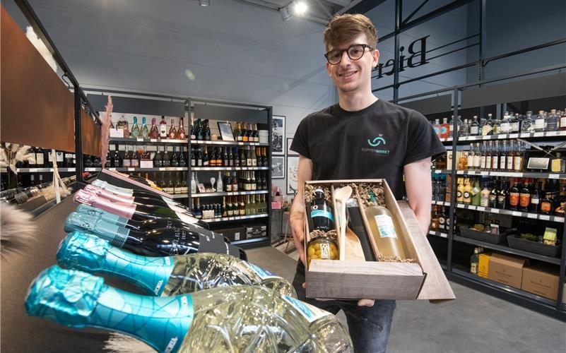 SUPPERmarkt erweitert sein
Sortiment erheblich Kollektiv, Gärtringen, Getränke-Suppermarkt, Eröffnung an neuem Standort, Jens Supper (Marktleiter), GB-Foto: Vecsey
