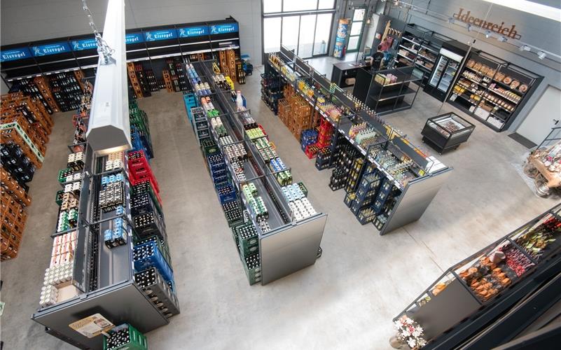 SUPPERmarkt erweitert sein
Sortiment erheblich Kollektiv, Gärtringen, Getränke-Suppermarkt, Eröffnung an neuem Standort, GB-Foto: Vecsey