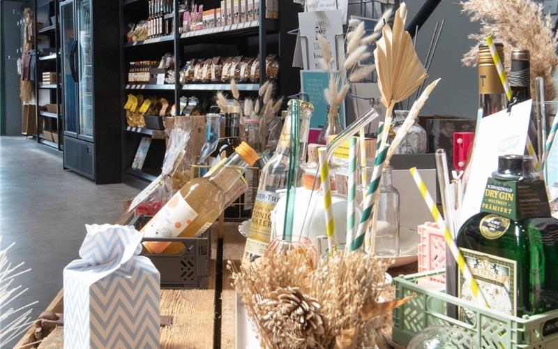 SUPPERmarkt erweitert sein
Sortiment erheblich Kollektiv, Gärtringen, Getränke-Suppermarkt, Eröffnung an neuem Standort, GB-Foto: Vecsey