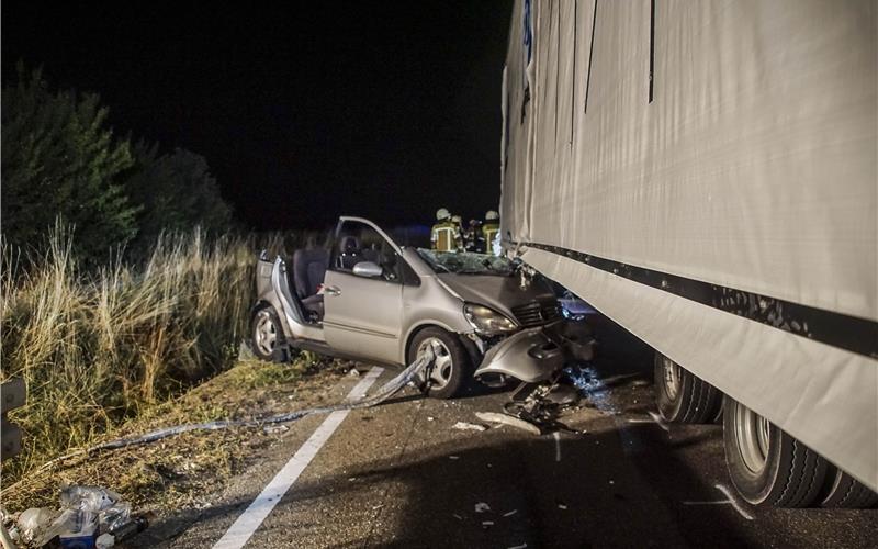 Kollision mit Schwertransport in Mötzingen fordert drei Verletzte