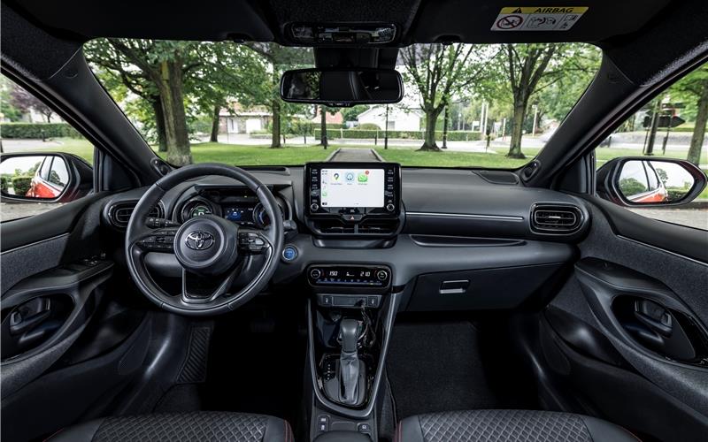 Agiles Kompaktmodell für urbanen Fahrspaß Komfortables Yaris-Cockpit: Großzügiges Raumangebot für Fahrer und Beifahrer
