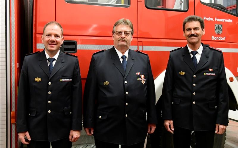 Kommandant Dieter Mast ehrte Reiner Bruckner (40 Jahre) und Otto Egerter (50 Jahre/von links). GB-Foto: Holom