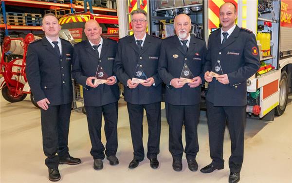 Kommandant Jens Pfander (ganz links) konnte Kameraden für 50 Jahre Feuerwehrdienst ehren (von links): Erich Nüßle, Bernd Widmayer und Horst Messerschmid, während Hartmut Widmaier und Horst Volz abwesend waren. Uwe Kaffee (rechts) engagiert sich seit 15 Jahren in der Abteilung. GB-Foto: Vecsey