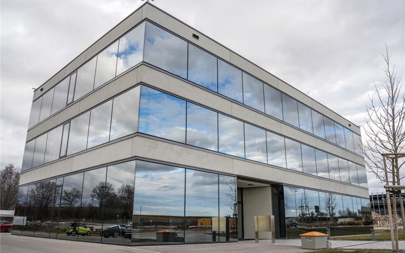 Komplexes Zusammenspiel der verschiedenen Energiequellen und der modernen Steuerungstechnik kennzeichnen den CobisGewerbepark bei Darmsheim. GB-Foto: Dettenmeyer