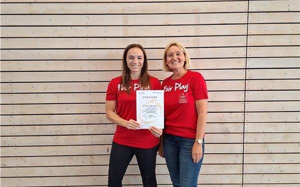 Konrektorin Ilka Kraus (links) und Sportfachlehrerin Sigrid Zweigart haben die Auszeichnung entgegengenommen. GB-Foto: gb