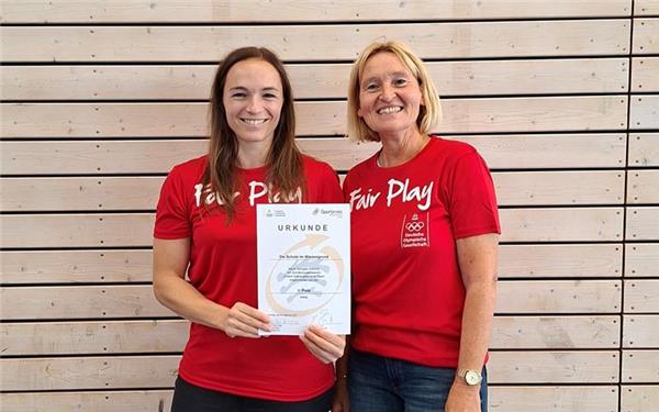 Konrektorin Ilka Kraus (links) und Sportfachlehrerin Sigrid Zweigart haben die Auszeichnung entgegengenommen. GB-Foto: gb