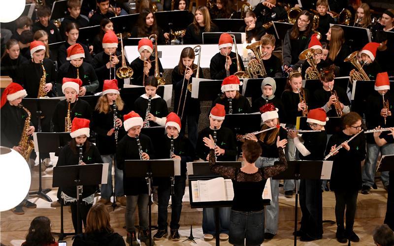 Konzentriert musizieren die Schüler beim Adventskonzert in der Kirche Sankt Martin. GB-Foto: Holom