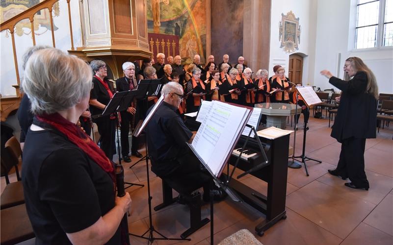 Konzert in der Bricciuskirche: Der Gesangverein Frohsinn unter der Leitung von Marianne Schauer (links der Flötenkreis Oberjesingen) GB-Foto (Archiv): Vecsey