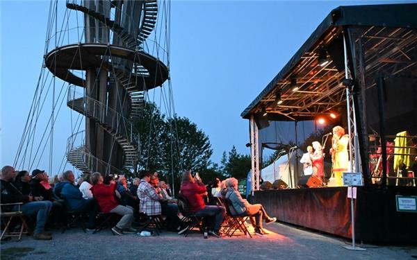 Konzert mit besonderer Atmosphäre: Musik der Beatles unter dem Schönbuchturm. GB-Foto: Reichert