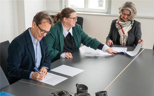 Kooperieren, um Fachkräfte schneller nach Herrenberg zu bringen: Miriam Köllner von der Stadtverwaltung (Mitte) mit Tilo Ambacher und Tanja Laabs von der IHK bei der Vertragsunterschrift im Rathaus. GB-Foto: Vecsey
