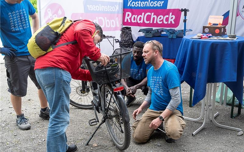 Kostenloser Rad-Check: Ayo Ogunsulire und Wolfgang Fischer schauen sich die Räder der Gäste des Radaktionstags genau an. GB-Foto: Schmidt