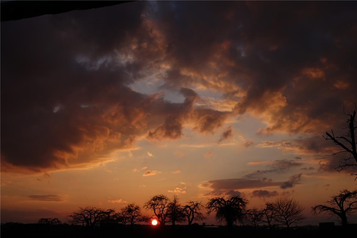 Kräftiger Sonnenuntergang über Hailfingen, fotografiert von Eckbert Kaiser. 