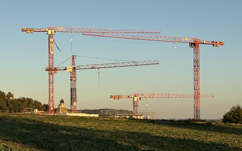 Kranparade hinter dem Hügel: Am Herrenberger Ortsrand entsteht das neue Wohnquartier Gefylde von Instone Real Estate.GB-Fotos: Denu