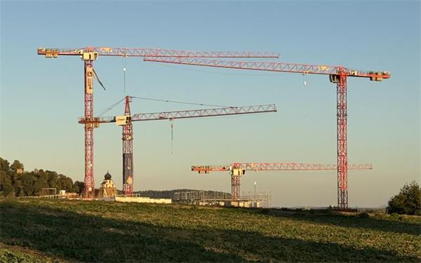 Kranparade hinter dem Hügel: Am Herrenberger Ortsrand entsteht das neue Wohnquartier Gefylde von Instone Real Estate.GB-Fotos: Denu