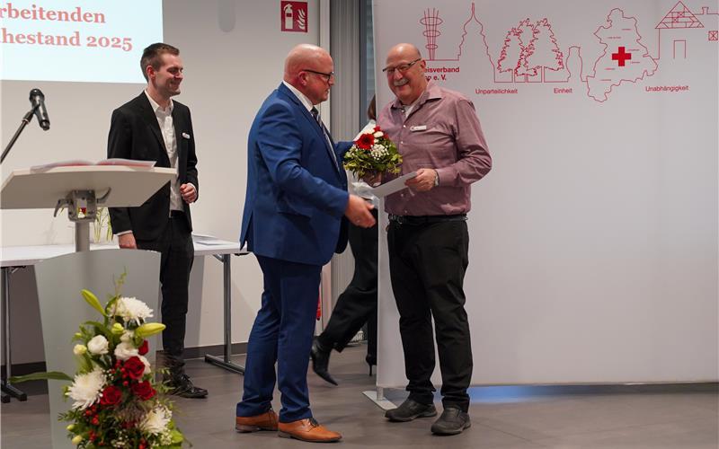 Kreis Böblingen – Bei einer gemütlichen Feier im DRK-Zentrum auf dem Flugfeld Böblingen/Sindelfingen wurden die langjährigen hauptamtlichen Mitarbeiter geehrt. Besonders freute sich DRK-Kreisgeschäftsführer Wolfgang Hesl (links) darüber, dass er zwei Kollegen aus dem Rettungsdienst für 45 beziehungsweise 40 Jahre beim DRK auszeichnen konnte. So ist Achim Här (rechts im Bild) schon seit dem Jahr 1980 in der Rettungswache in Herrenberg aktiv. „Ihn kennt fast jeder“, so Hesl, zumal Här auf einem Wandgemälde in der Rettungswache zu sehen ist, das künftig als Fototapete in den Neubau integriert werden soll. Bereits seit 40 Jahren ist Andreas Leutwein im Rettungsdienst für das Rote Kreuz tätig. Angefangen hat er 1985 als Mitarbeiter in der Rettungswache Sindelfingen und in der Leitstelle und war zeitweise Gesamtbetriebsratsvorsitzender.gb/GB-Foto