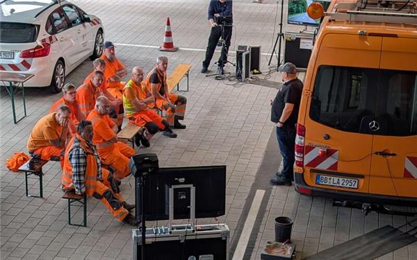 Kreis Böblingen – Der Straßenverkehr gehört für Straßenwärter zum täglichen Arbeitsplatz und stellt zugleich eine der größten Gefahrenquellen ihres Berufs dar. Das Risikodrom Straßenunterhaltungsdienst der UKBW-Akademie schärfte daher zuletzt bei Teilnehmern der Straßenmeistereien Magstadt und Herrenberg das Bewusstsein für Risiken im Arbeitsalltag. Mit Hilfe moderner 360-Grad-Panoramamedien wurden typische Gefahrensituationen realitätsnah simuliert und mit Trainern Szenarien analysiert sowie Strategien erarbeitet, um Risiken frühzeitig zu erkennen und Fehleinschätzungen zu vermeiden. Trainiert wurde unter anderem, wann ein sicheres Aussteigen aus dem Fahrzeug möglich ist oder wie Verkehrsteilnehmer Arbeitsstellen wahrnehmen. Denn Straßenwärter müssen ihre eigentliche Arbeit und den fließenden Verkehr im Auge behalten. Selbst gut sichtbare Fahrzeuge, Warnleuchten und Absicherungen können in realen Verkehrssituationen verdeckt oder erst spät wahrgenommen werden.gb/GB-Foto