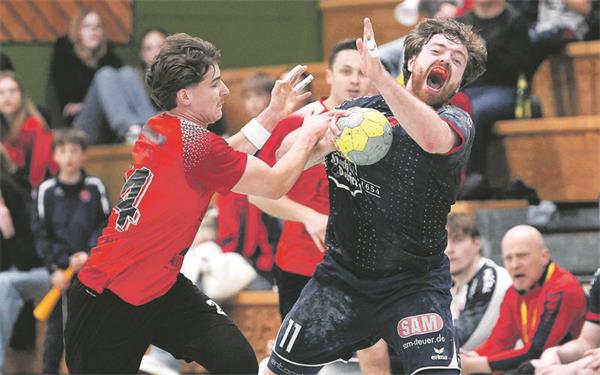 Kreisläufer Finn Böhm (rechts) erzielte im Testspiel beim TSV Schmiden sieben Treffer, traf dabei zwei Mal vom Siebenmeterpunkt. GB-Foto (Archiv): Eibner/Daniele La Rocca