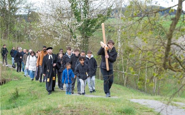 Kreuzweg am Karfreitag: „Wir dürfen erkennen, dass Jesus die Last von unseren Schultern nimmt.“ GB-Foto: Vecsey