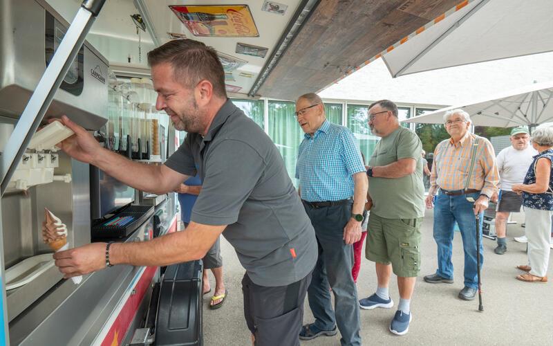 Kühler Auftakt bei warmem Wetter: Innerhalb einer Viertelstunde hat Mark Heidenreich alle Altinger Senioren, die Lust darauf hatten, mit frisch gezapftem und nicht zu kaltem Softeis versorgt. GB-Foto: Vecsey