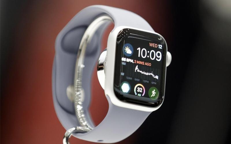 Apple macht seine Computer-Uhr unabhängiger vom iPhone Künftig bekommt Apples Computer-Uhr einen eigenen App Store, und auf ihr laufende Anwendungen brauchen keinen Gegenpart auf dem iPhone mehr. Foto: Marcio Jose Sanchez/AP/Archiv