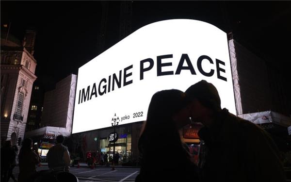 Künstlerin Yoko Ono lässt am Piccadilly Circus in London eine Friedensbotschaft leuchten. Foto: James Manning/PA Wire/dpa