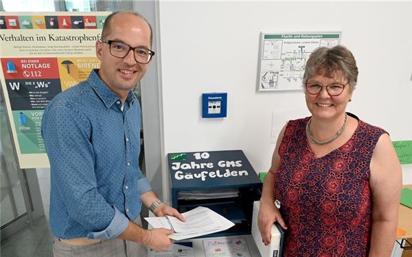 Kürzlich wurde die GMS Gäufelden zehn Jahre alt. Bürgermeister Benjamin Schmid und Schulleiterin Ulrike Franke beim Bestücken einer Zeitkapsel für den Erweiterungsbau.  GB-Foto: Holom