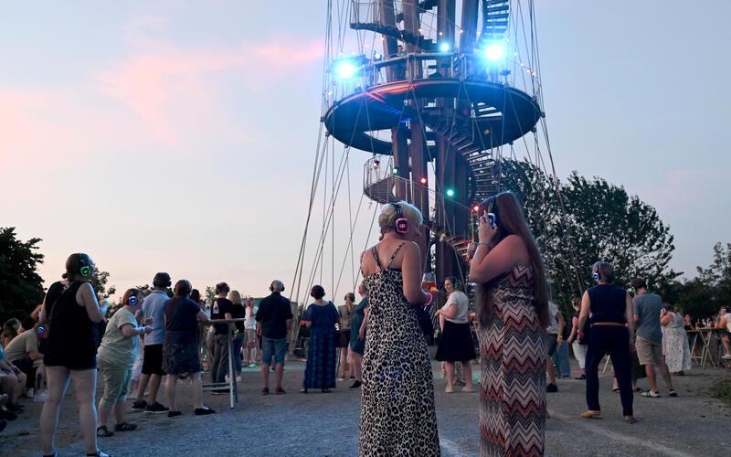„Kultur im Freien“: Bei der „Silent Disco“ am Schönbuchturm gibt es Kopfhörer auf die Ohren.GB-Foto: Holom