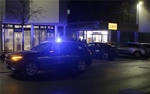 Kunde streitet mit Netto-Mitarbeiter und widersetzt sich Polizisten