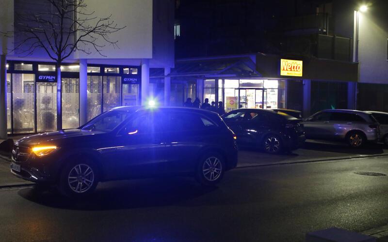 Kunde streitet mit Netto-Mitarbeiter und widersetzt sich Polizisten